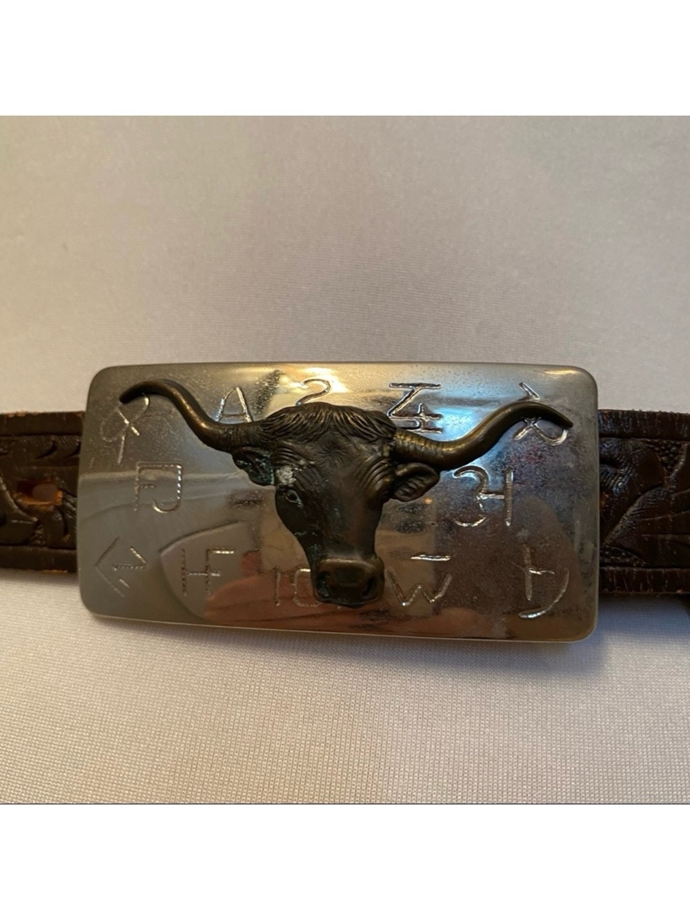 WESTERN BELT SKINNY BROWN TOOLED LEATHER SILVER TONE BUCKLE STEER SYMBOL SIZE 28